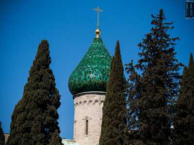 Da questo punto possiamo godere della vista della splendente cupola della Chiesa Russa dominata da una croce dorata